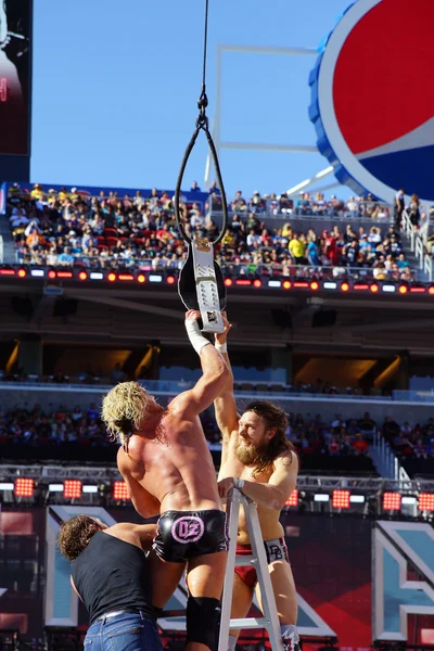 Dolph Ziggler and Daniel Bryan reaches for the Intercontinental — Stock Photo, Image