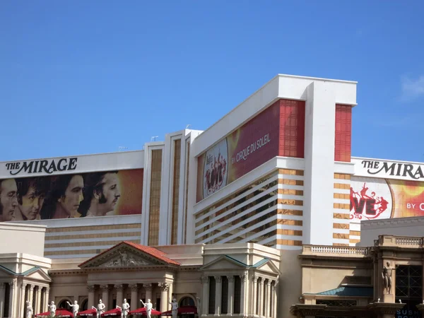 The Mirage hotel and Casino with ad for Beatles show wrapping wi — ストック写真