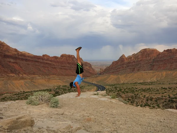 Man Handstands Spotted Wolf Canyon edge 스톡 이미지