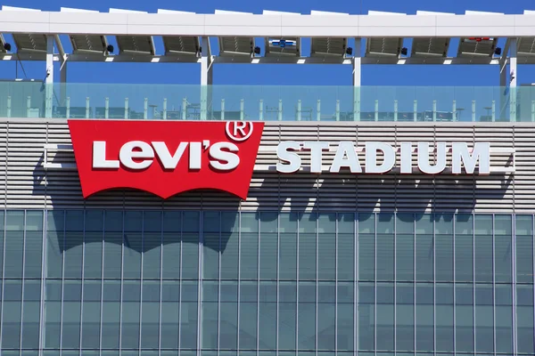 Estádio de Levi Assine ao lado do prédio — Fotografia de Stock