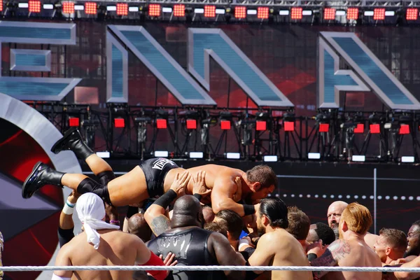 Luchadores de la WWE flotan Curtis Axel, axelmania, fuera del ring — Foto de Stock