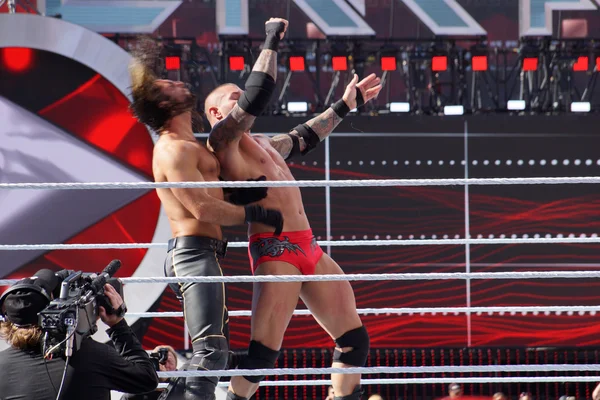 WWE Wrestler Seth Rollins gets uppercut off the ropes from Randy — Stock Photo, Image