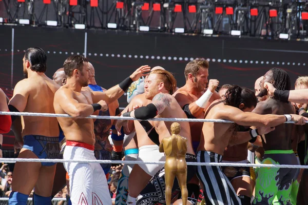 Luchadores de la WWE luchan en el ring durante andre la batalla real gigante — Foto de Stock