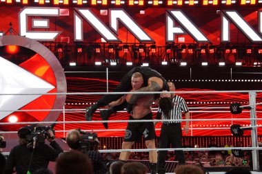 F-5 Roma Reigns yerleştirerek WWE şampiyonu Brock Lesner kurar