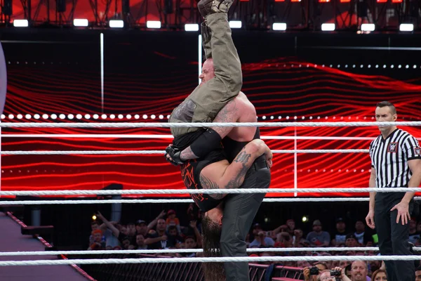 WWE Wrestler the Undertaker tombstone piledrivers Bray Wyatt mid — Stockfoto