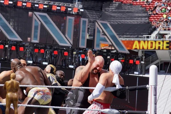 WWE Wrestler Big Show moves hand to slap chest of Los Matadores — Stock Photo, Image