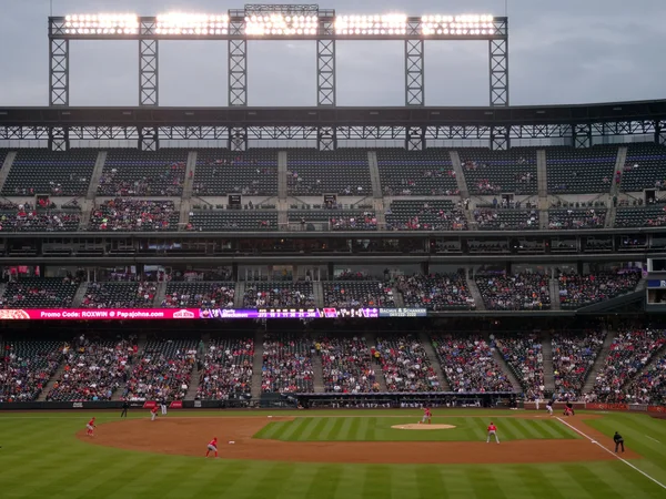 Angels pitcher kastar pitch till smeten med Rockies smeten waitin — Stockfoto