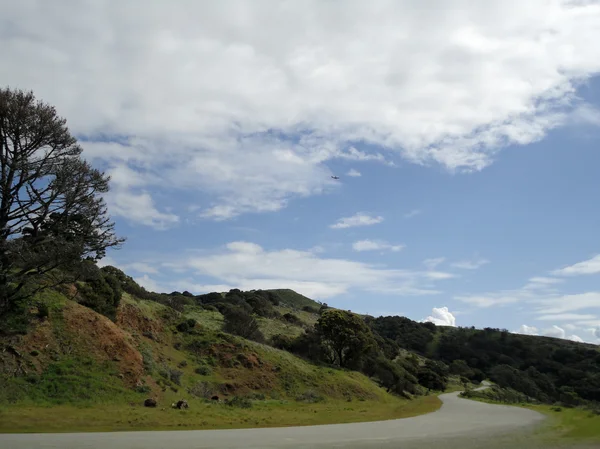 Roviny vznáší nad Angel Island kopců se silnicí, vedoucí k k — Stock fotografie