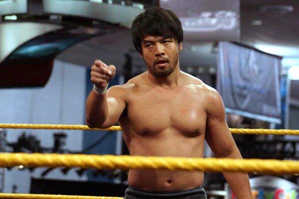 NXT Wrestle Hideo Itami puntos en el ring durante el partido — Foto de Stock