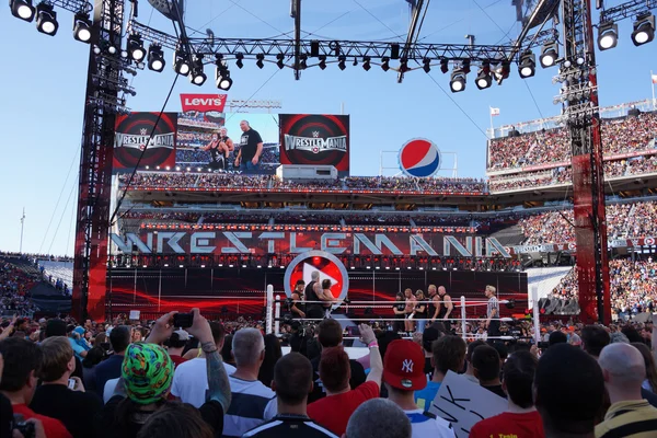 Triple H con DX y Sting con NWO mirando hacia abajo en el ring después —  Fotos de Stock