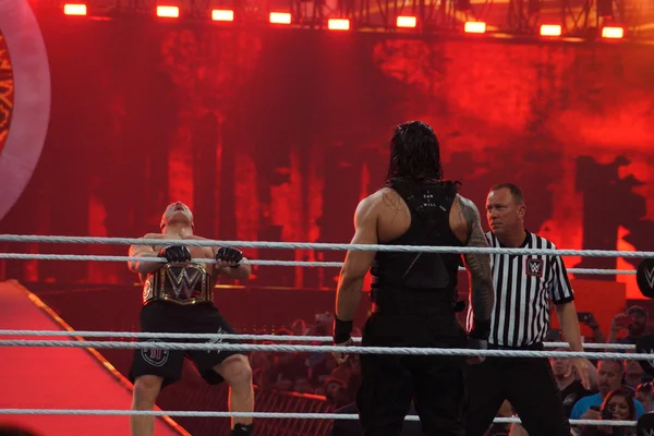 WWE Champion Brock Lesner screams as he leans back as he holds r — Stock Photo, Image