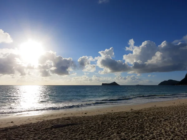 Madrugada amanecer en waimanalo playa sobre bahía ráfaga throu —  Fotos de Stock