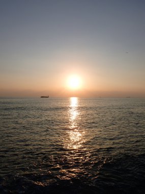Büyük okyanus su yansıtan ışık ile günbatımı ve