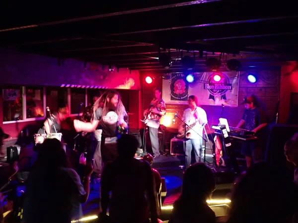 Reggae Artist Alex Marley jumps in the air as he jams with band — Stock Photo, Image