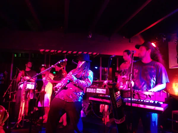 Reggae band Guidance Band Jams at the Anna O 'Briens — стоковое фото