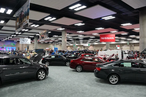 People explore Nissan and Infiniti cars on display — Stock Photo, Image