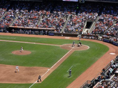 Tim Lincecum adımları iletmek devleri sürahi pitch yastık atar.
