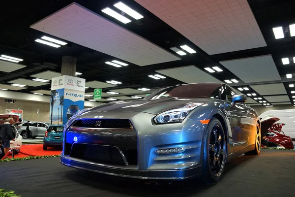 モーター ショー展示会でディスプレイ上の日産 Gt-R 車 — ストック写真