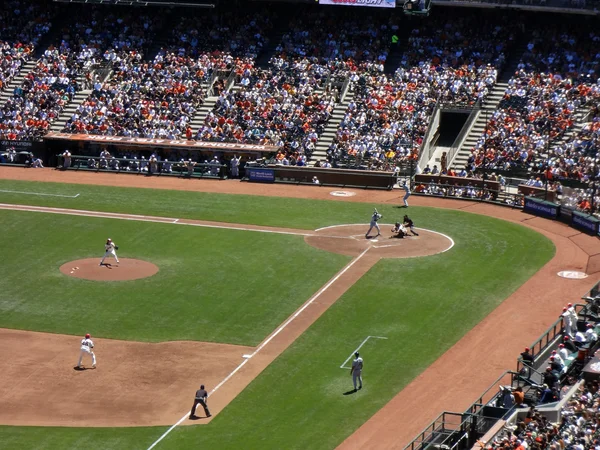 El lanzador de Giants Tim Lincecum da un paso adelante para lanzar pitch a Pad — Foto de Stock