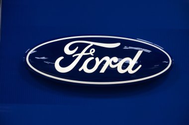 Ford logosu mavi zemin üzerine