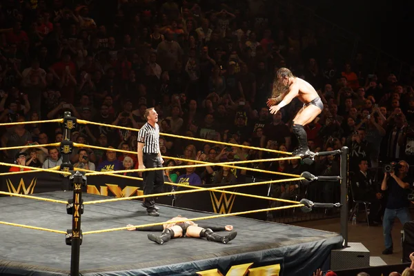 NXT manliga brottare Finn Balor kämpar med Adrian Neville på ringen — Stockfoto