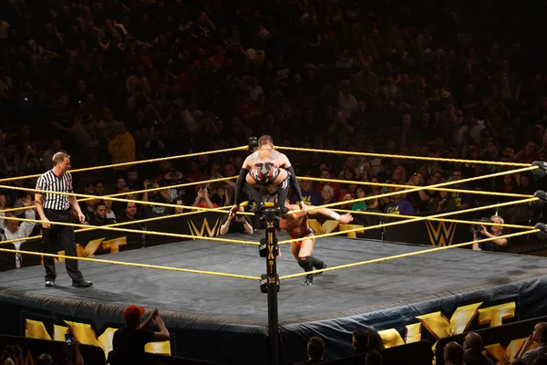 NXT lutador masculino Finn Balor agachamentos em cima de cordas de anel como Adri — Fotografia de Stock