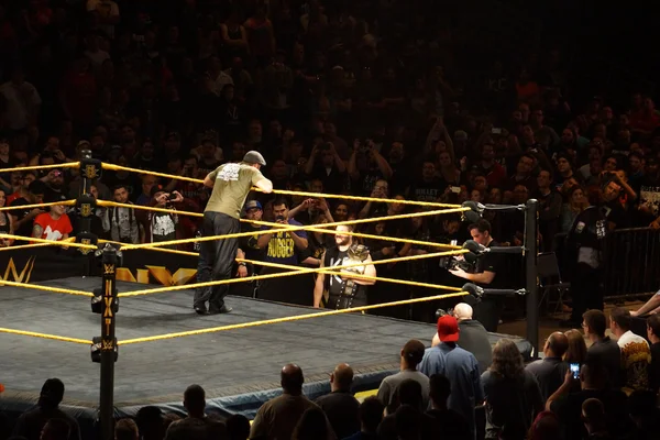 NXT Борьба Сами Зейн наклоняется над кольцевыми канатами, как он говорит с чемпионом — стоковое фото