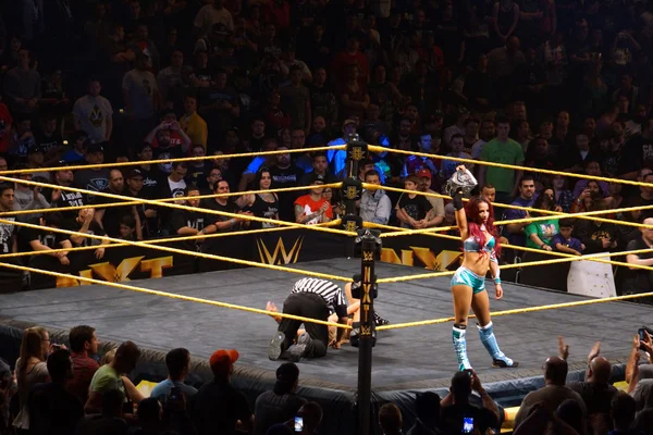 NXT Female wrestlers Sasha Banks holds Womens Championship title — Stock Photo, Image