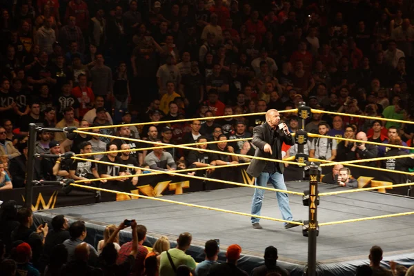 WWE Superstar legenda Triple H hovoří do mikrofonu, jak chodí po — Stock fotografie