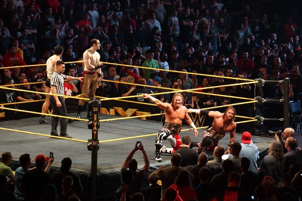 NXT Tag Team Champions Blake i Murphy pozują do zdjęć jak oni — Zdjęcie stockowe