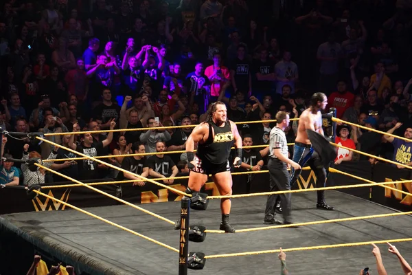 WWE NXT Superstar Rhyno se para en las cuerdas del anillo antes del partido — Foto de Stock
