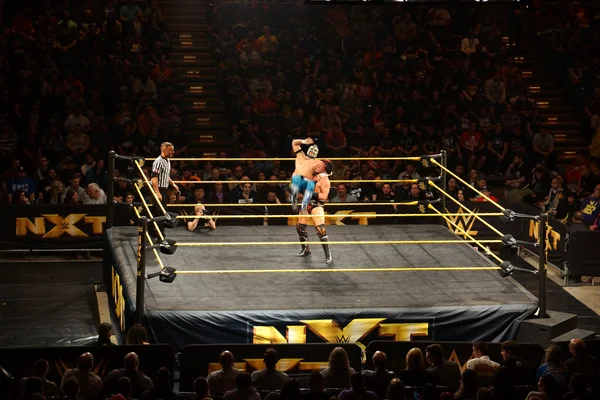 WWE NXT Superstar Kalisto gets back dropped by wrestler Solomon — Stock Photo, Image