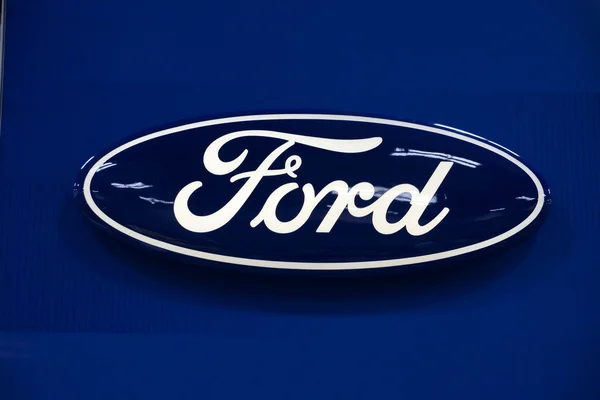 Logo Ford su sfondo blu — Foto Stock