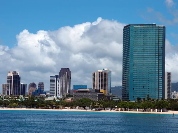 Ala Moana Beach Park with office building and condos in the back — Stock Photo, Image