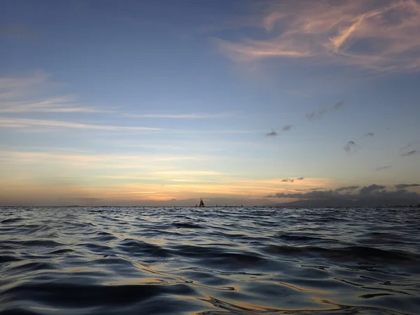 Dusk on the ocean waters of Waikiki — Stock Photo, Image