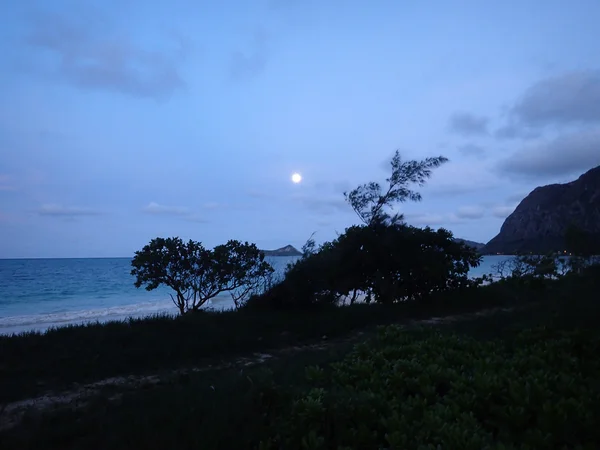 Dolunay Waimanalo Beach üzerinde — Stok fotoğraf