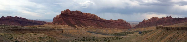 Panorámica de los vientos de carretera a través de Spotted Wolf Canyon con dramati — Foto de Stock