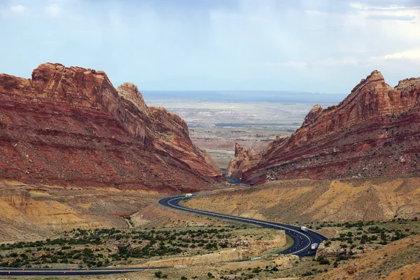 Camiones conducen por carretera que serpentea a través de Spotted Wolf Canyon — Foto de Stock