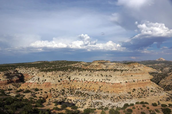 San Rafael Swell paysage de montagne avec des nuages et de l'espace t — Photo