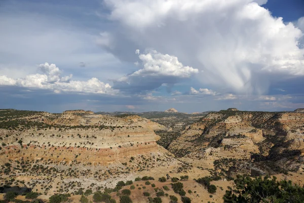 San Rafael Swell paysage de montagne avec la pluie tombant du c — Photo