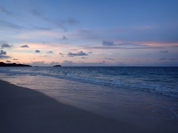 Praia de Waimanalo olhando para as ilhas Mokulua ao entardecer — Fotografia de Stock