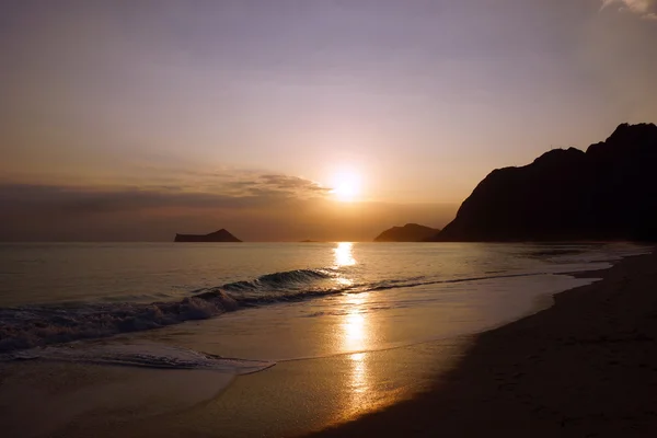 Madrugada amanecer en waimanalo playa sobre roca isla sobre t — Foto de Stock