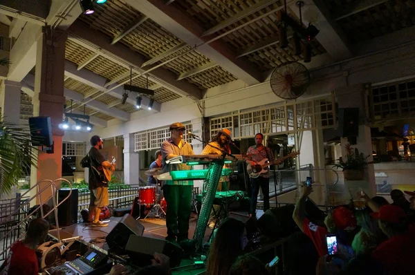 Zespół reggae zespół orientacji zacina na scenie — Zdjęcie stockowe