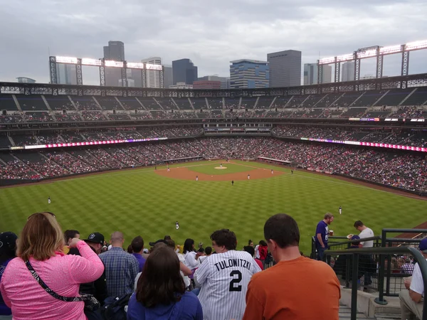 Os fãs assistem jogo de beisebol do Outfield Bleachers — Fotografia de Stock