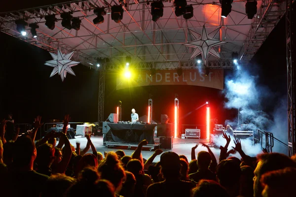 Crowd of people wave arms in arm as they watch Moby jam during c — Stock Photo, Image