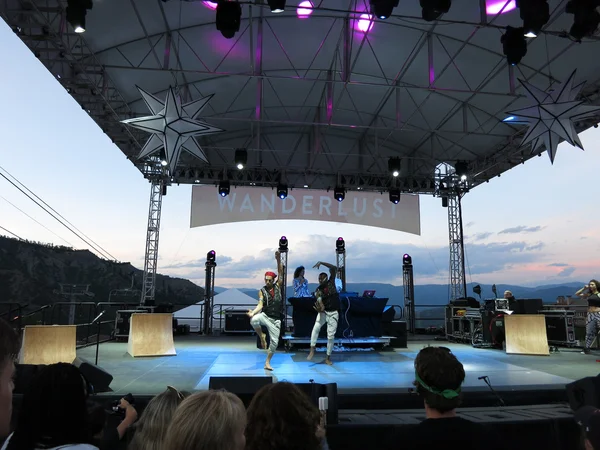 Two men Man dance on stage during wanderlust spectacular concert — Stock fotografie