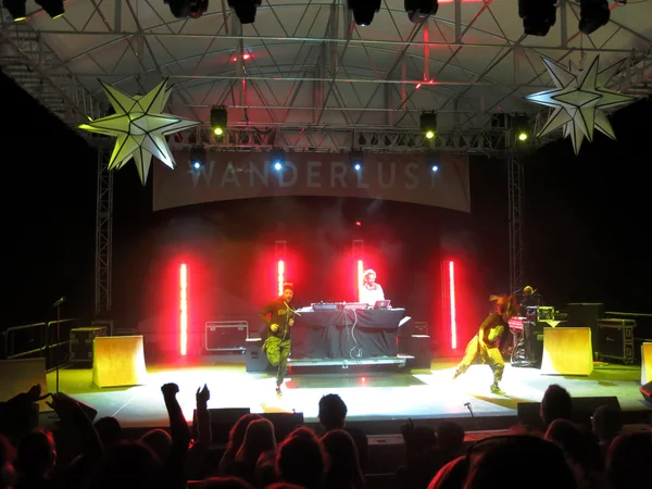 MC Yogi dance with Elana Meta on stage with DJ Drez spinning mus — Stock Photo, Image