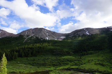 Yeşil ağaçlar dağlar bağımsızlık Pass ile kadar önde gelen bir 