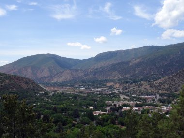 Colorado dağlarında Glenwood Springs şehrin havadan görünümü