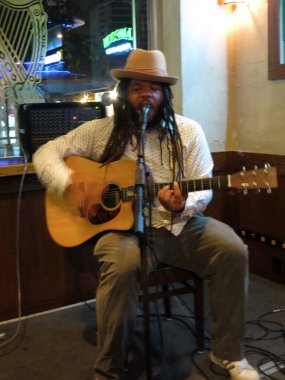  Reggae müzisyen Keith Batlin söylüyor ve o reçel gibi gitar çalan 